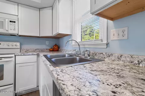 8315 Damascus Cir, Louisville, KY 40228