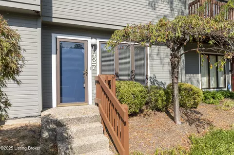 427 Ledgeview Park Dr, Louisville, KY 40206