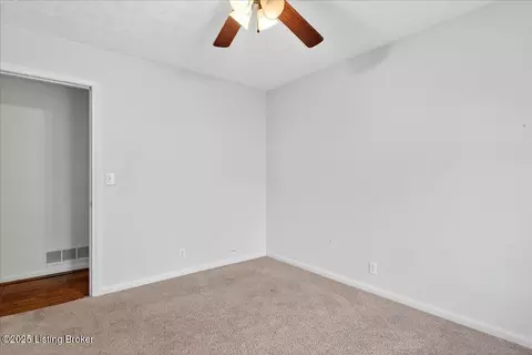 Bedroom - 887 Stringer Ln, Mount Washington, KY 40047 photo 2 of 7