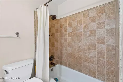 Bath - 887 Stringer Ln, Mount Washington, KY 40047 photo 1 of 2