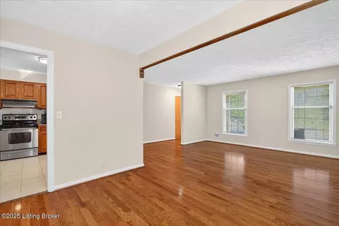 Living - 887 Stringer Ln, Mount Washington, KY 40047 photo 4 of 5