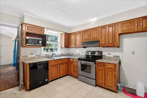 Kitchen - 887 Stringer Ln, Mount Washington, KY 40047 photo 1 of 2