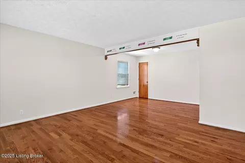 Living - 887 Stringer Ln, Mount Washington, KY 40047 photo 2 of 5