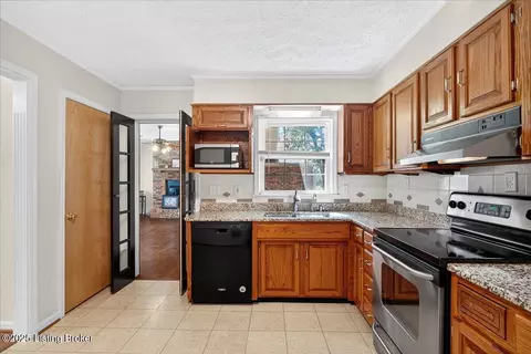 Kitchen - 887 Stringer Ln, Mount Washington, KY 40047 photo 2 of 2