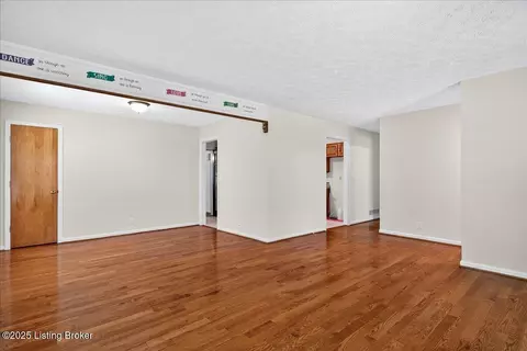 Living - 887 Stringer Ln, Mount Washington, KY 40047 photo 3 of 5