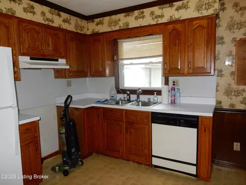 Kitchen - 142 Short St, Shepherdsville, KY 40165 photo 1 of 2