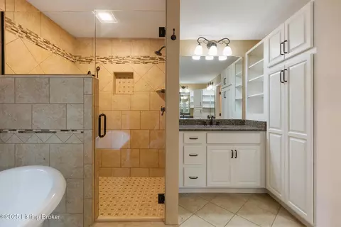 Bath - 7111 Branden Dr, Georgetown, IN 47122 photo 3 of 8
