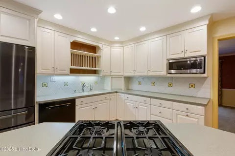 Kitchen - 7111 Branden Dr, Georgetown, IN 47122 photo 2 of 4