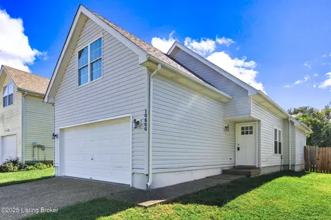 10600 Pinoak View Dr, Louisville, KY 40299