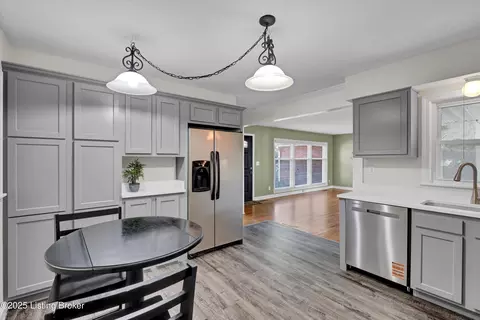 4706 Lacarem Dr, Jeffersontown, KY 40299