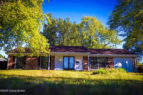 8005 Troutwood Ct, Louisville, KY 40291