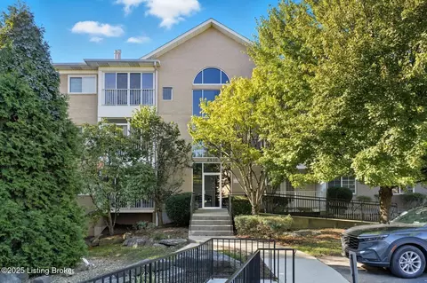 8510 Atrium Dr #102, Louisville, KY 40220