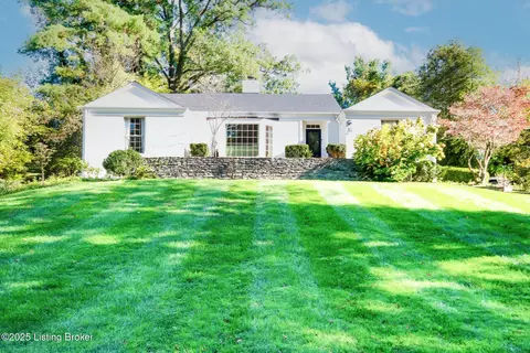527 Country Ln, Louisville, KY 40207