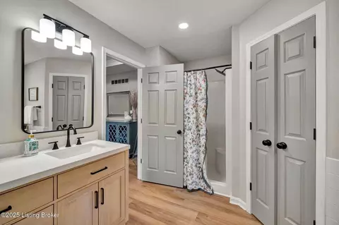Bath - 1054 Brookstone Ct, Georgetown, IN 47122 photo 2 of 12