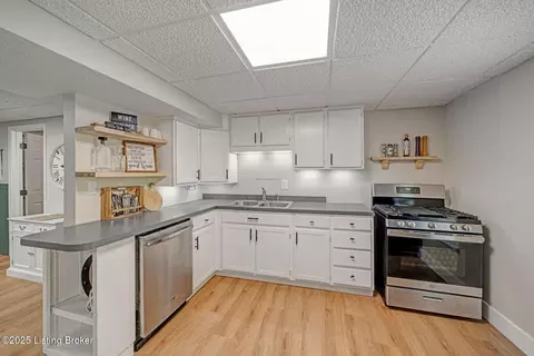 Kitchen - 1054 Brookstone Ct, Georgetown, IN 47122 photo 9 of 10