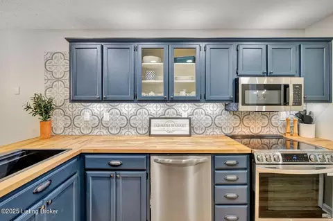 Kitchen - 1054 Brookstone Ct, Georgetown, IN 47122 photo 3 of 10