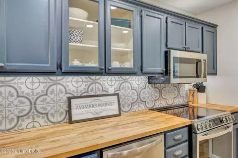 Kitchen - 1054 Brookstone Ct, Georgetown, IN 47122 photo 7 of 10