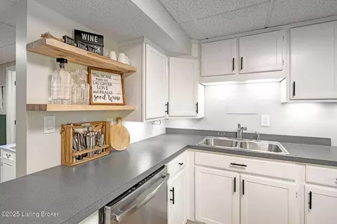 Kitchen - 1054 Brookstone Ct, Georgetown, IN 47122 photo 10 of 10