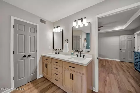 Bath - 1054 Brookstone Ct, Georgetown, IN 47122 photo 8 of 12