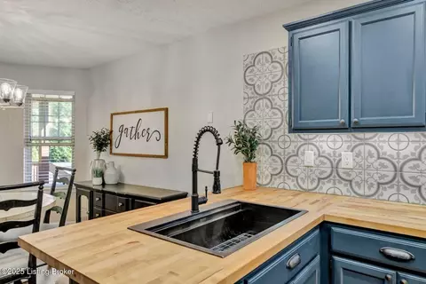 Kitchen - 1054 Brookstone Ct, Georgetown, IN 47122 photo 6 of 10