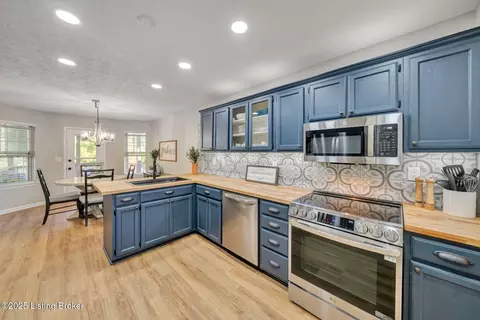 Kitchen - 1054 Brookstone Ct, Georgetown, IN 47122 photo 8 of 10