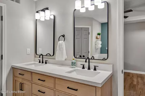 Bath - 1054 Brookstone Ct, Georgetown, IN 47122 photo 3 of 12