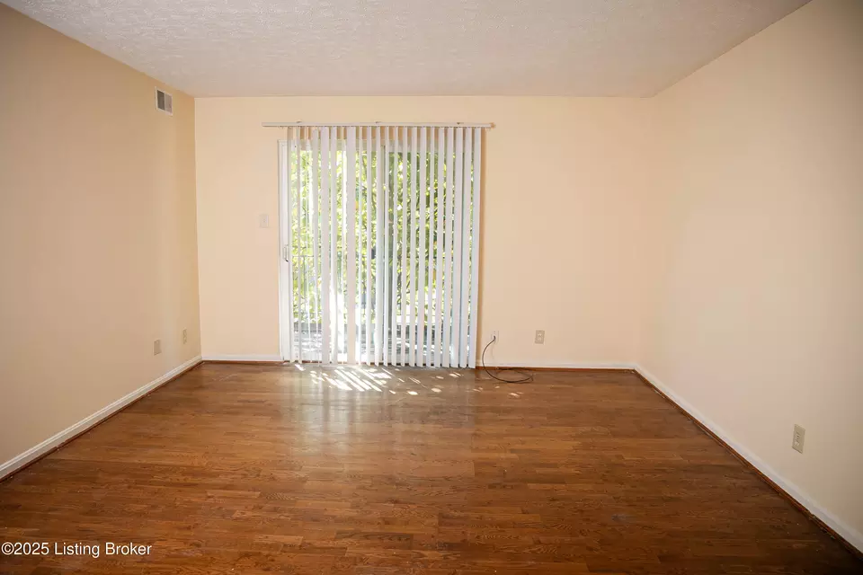 Living - 1119 La Fontenay Ct, Louisville, KY 40223 photo 1 of 3