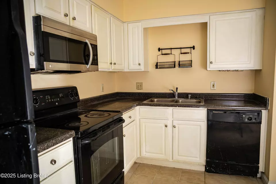 Kitchen - 1119 La Fontenay Ct, Louisville, KY 40223 photo 2 of 3