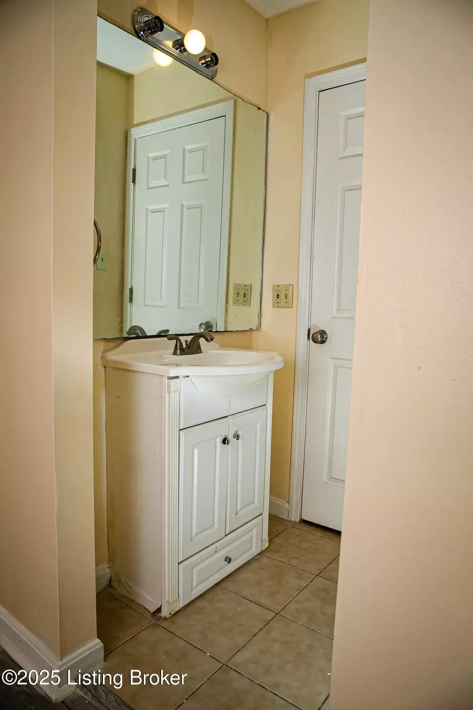 Bath - 1119 La Fontenay Ct, Louisville, KY 40223 photo 3 of 6