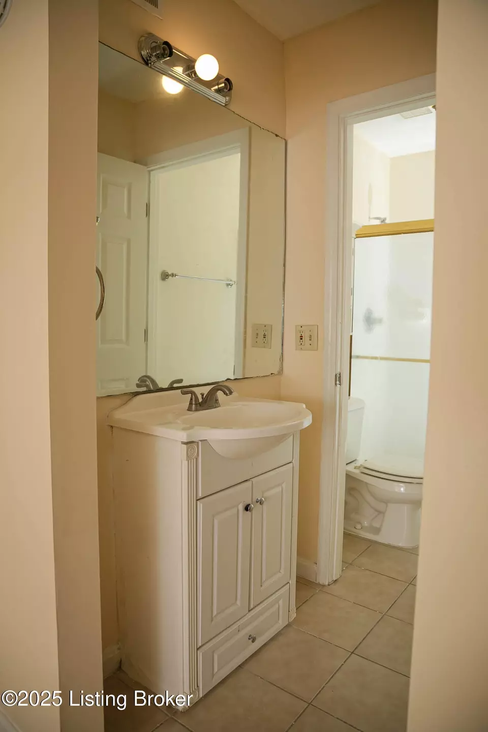 Bath - 1119 La Fontenay Ct, Louisville, KY 40223 photo 1 of 6