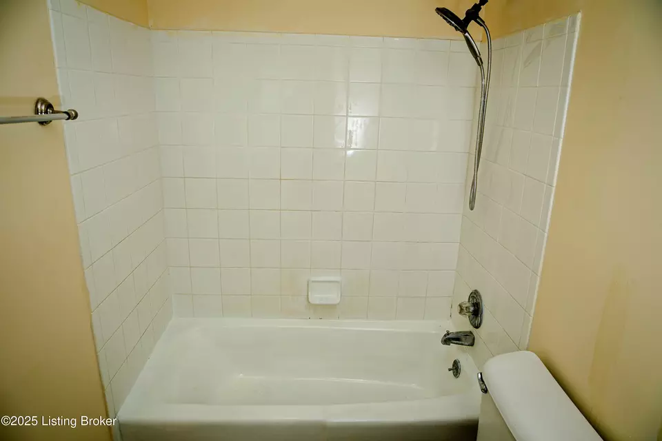 Bath - 1119 La Fontenay Ct, Louisville, KY 40223 photo 6 of 6