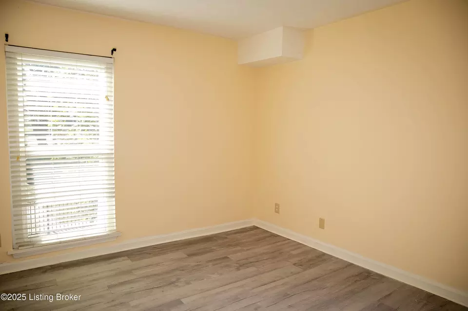 Bedroom - 1119 La Fontenay Ct, Louisville, KY 40223 photo 4 of 5