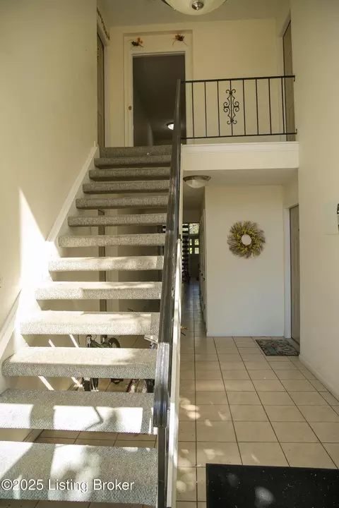 Entry Way - 1119 La Fontenay Ct, Louisville, KY 40223 photo 1 of 4