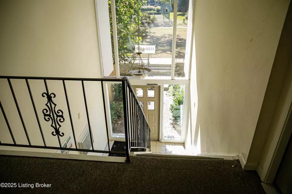 Entry Way - 1119 La Fontenay Ct, Louisville, KY 40223 photo 2 of 4