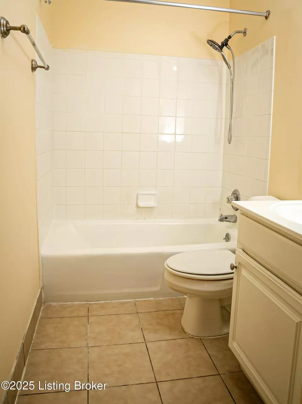 Bath - 1119 La Fontenay Ct, Louisville, KY 40223 photo 4 of 6