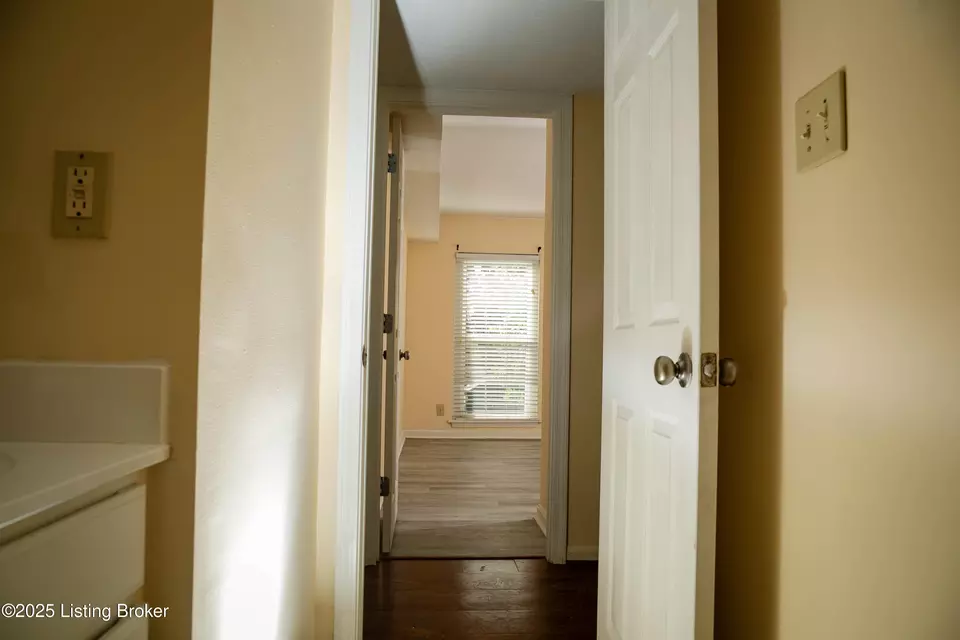 Entry Way - 1119 La Fontenay Ct, Louisville, KY 40223 photo 4 of 4