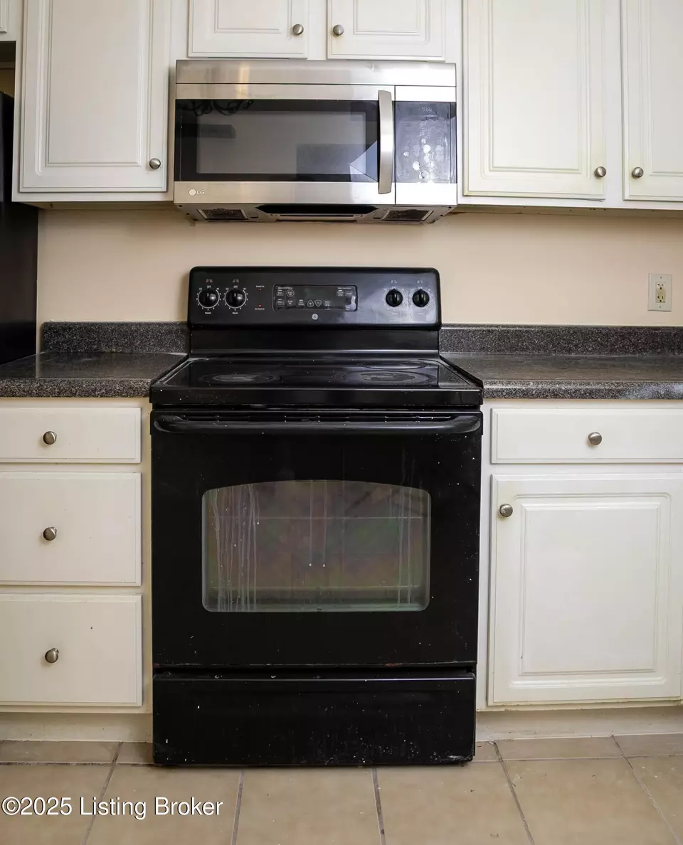 Kitchen - 1119 La Fontenay Ct, Louisville, KY 40223 photo 3 of 3