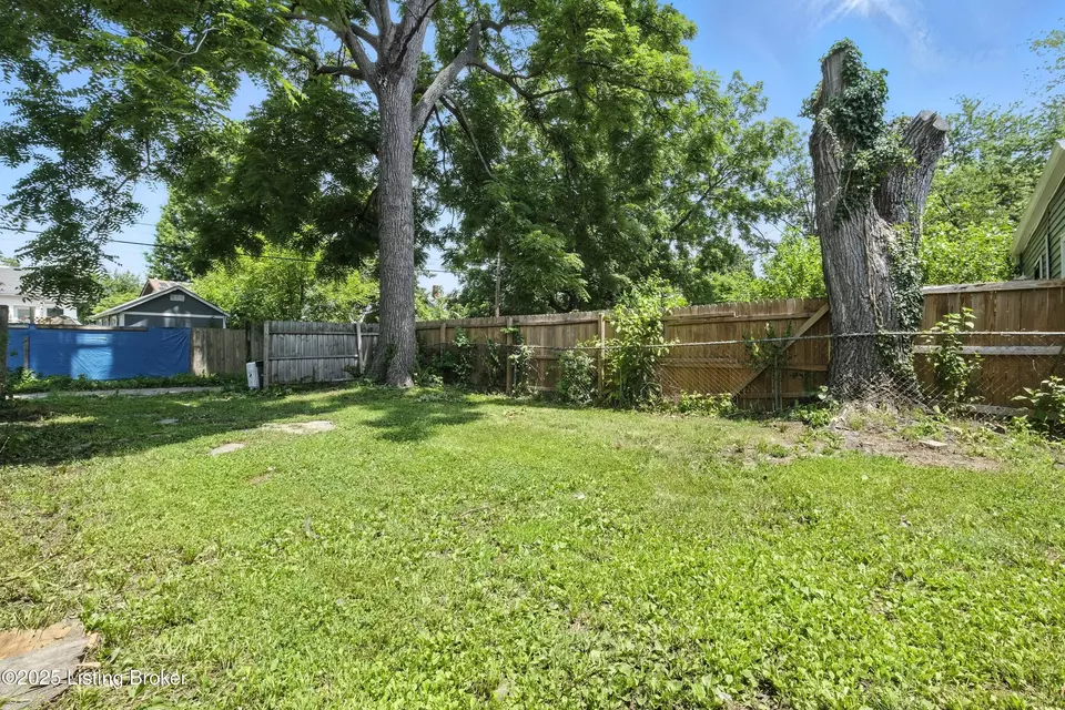 Exterior - 739 Heywood Ave, Louisville, KY 40208 photo 4 of 5