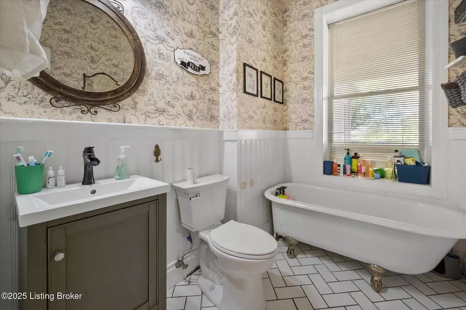 Bath - 9717 Eminence Pike, Shelbyville, KY 40065 photo 1 of 5