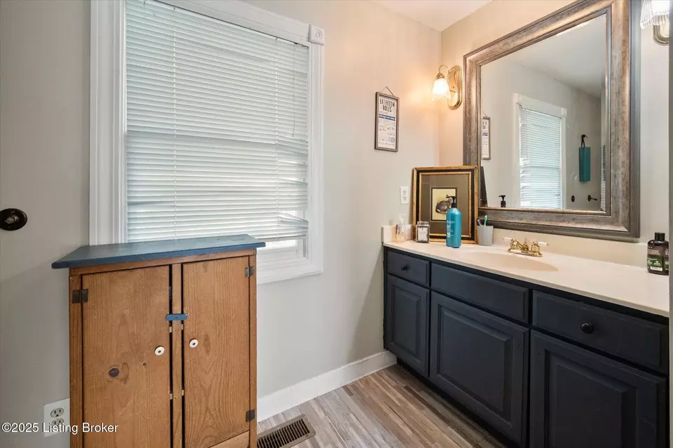 Bath - 9717 Eminence Pike, Shelbyville, KY 40065 photo 2 of 5