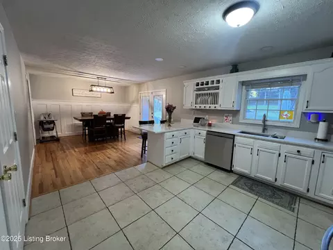 Kitchen - 442 Oakwood Cir, Pendleton, KY 40055 photo 2 of 3