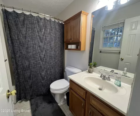Bath - 442 Oakwood Cir, Pendleton, KY 40055 photo 1 of 4