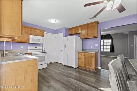 Entry Way - 108 E Aulbern Dr, Mount Washington, KY 40047 photo 3 of 3