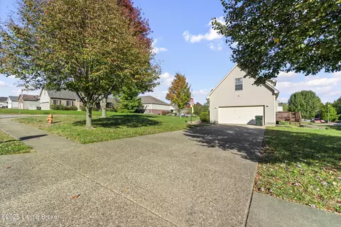 Exterior - 108 E Aulbern Dr, Mount Washington, KY 40047 photo 4 of 4