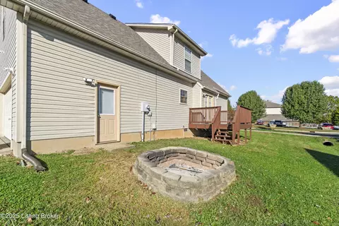 Exterior - 108 E Aulbern Dr, Mount Washington, KY 40047 photo 3 of 4