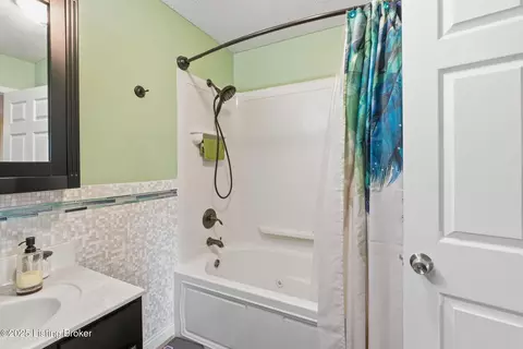 Bath - 285 Peachtree St, Upton, KY 42784 photo 3 of 5