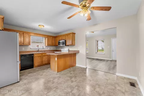 Kitchen - 180 E Aulbern Dr, Mount Washington, KY 40047 photo 1 of 1