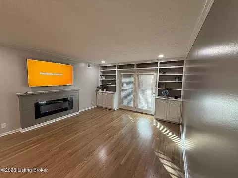 1815 Gardiner Ln #B20, Louisville, KY 40205