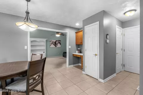 Entry Way - 172 Kevin Pl, Mount Washington, KY 40047 photo 4 of 5