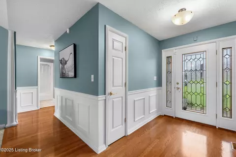 Entry Way - 172 Kevin Pl, Mount Washington, KY 40047 photo 2 of 5